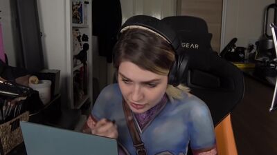 Die Streamerin Sophia „Djarii“ White malt auf den nackten Körper eines Warcraft-Charakters