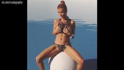 Джоанна Крупа жалаңаш. Instagram-нан видео