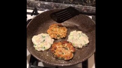 Cozinhas de frango à francesa (os ingredientes estão indicados na descrição do vídeo)