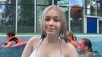 A streamer Morphe_ya nada na piscina de biquíni. Morphe_ya nada no Twitch