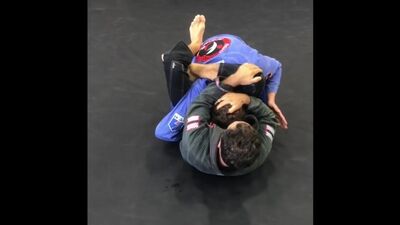 Configuración: omoplata, triángulo, llave de brazo