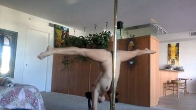 Una mulata desnuda en la barra: vídeo de striptease