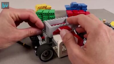 Zrób sobie 5-minutową przerwę i zobacz, jak użytkownik Reddita buduje z klocków Lego sterowaną maszynę do domina. Naprawdę warto