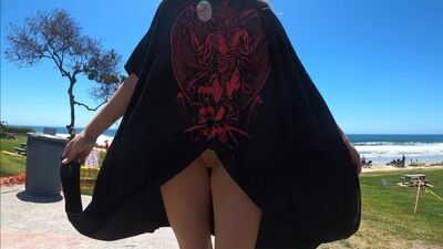 Spacer po publicznej plaży bez spodenek, część 2