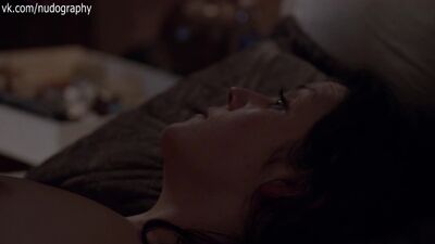 Melanie Lynskey nua na série «Togetherness» (2015), 1.ª temporada, 2.º episódio (s01e04)
