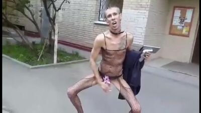 Panin masturbuje się na ulicy