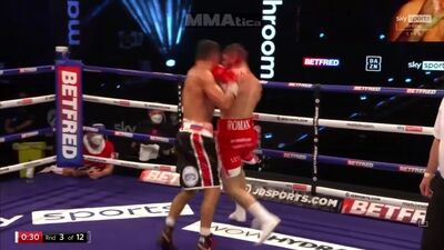 Josh Kelly. Na kroku bocznym przeciwko lewemu w walce