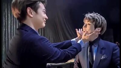 Minho: «Tengo todo un mundo en mis manos» — Jonghyun: «¿Dónde está?» — Minho: «Aquí» — — Minho: «Jonghyun» — SHINee
