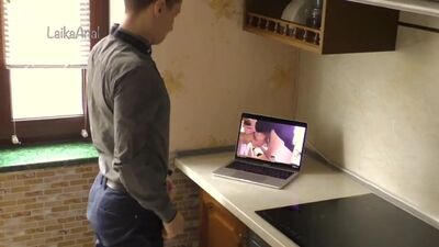 Fiquei excitado com um vídeo pornográfico e fui para a casa de banho foder a minha namorada
