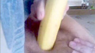 Elle se baise avec une banane (vidéo amateur)