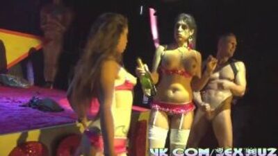 Стриптиз, театр или порно? Групповая ебля на сцене. SexMusic