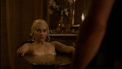 Emilia Clarke nago – Emilia Clarke Nude – 2010 Gra o tron – 2018 Gra o tron – sezon 3 (nagie gwiazdy)