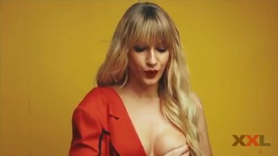 Леся Никитюк XXL журналында жалаңаш күйде түскен фотосуретке поза берді