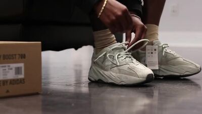 YEEZY 700 SALT AN DEN FÜSSEN