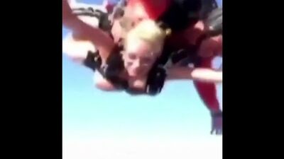 Une jeune femme nue a sauté en parachute