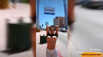 Жалаңаш TikTok – еш қымсынбаған қыз көшеде кеудесін көрсетті