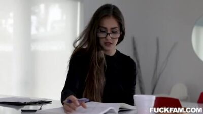Family Strokes – kazirodztwo, cycki, cipka, porno, seks, ruchanie, pieprzenie, obciąganie, lodzik, kutas, pochwa, nauczycielka w miejscu publicznym, 18+