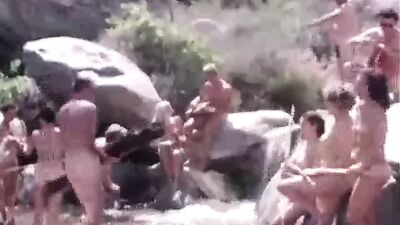 Viagem de uma família de nudistas às montanhas (imagem dos anos 60)
