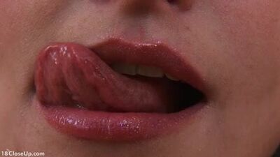Une jeune fille se déshabille pour la première fois devant une caméra