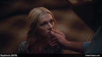 Alexa Demi, une scène de sexe torride et dénudée avec Alexa Hunter Schafer et Sydney Sweeney