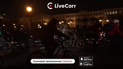 Passeio de bicicleta dos Papais Noéis e das Fadas da Neve em São Petersburgo
