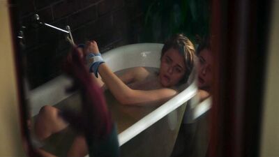 Chloe Grace Moretz, sensual y desnuda, cubierta de agua