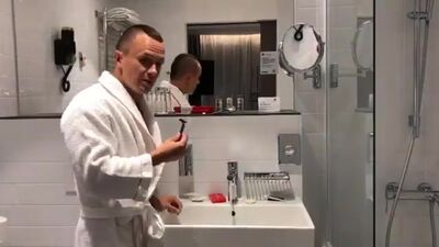 Ilya Sobolev parodie Dmitri Kiselev dans le numéro de Navalny
