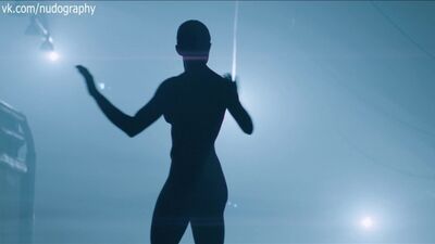 Caity Lotz nue dans le film « The Machine » (2013, Karadog V. James)