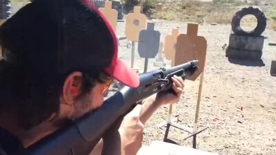 Keanu Reeves zaprezentował swoje umiejętności posługiwania się bronią na strzelnicy