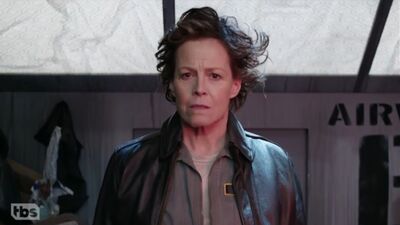 Sigourney Weaver rettet den amerikanischen Journalismus (eine Parodie auf den Film „Alien“)