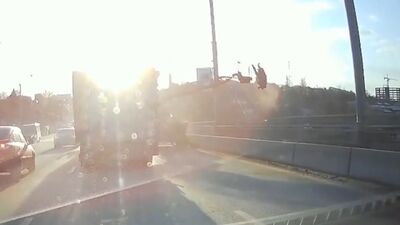 In Rostow stürzten zwei Arbeiter von einem Autokran auf der Stachki-Brücke (18.02.2021)