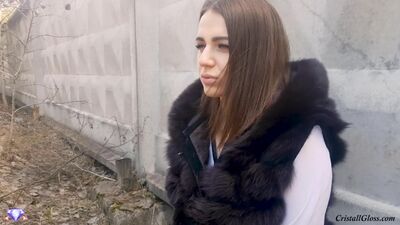 Uma mulher madura faz sexo oral a um desconhecido em público