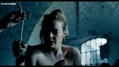 Emma Stone nago – „Faworyta” (2018) Obejrzyj online / Emma Stone – „Faworyta”