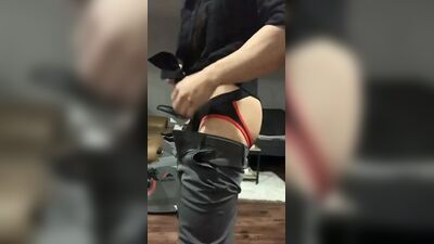 Um asiático sensual tira a roupa e se masturba
