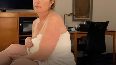 Danni Jones et son beau-fils passent un moment inattendu en tête-à-tête à l'hôtel et profitent d'un massage - OnlyFans : Danni2427