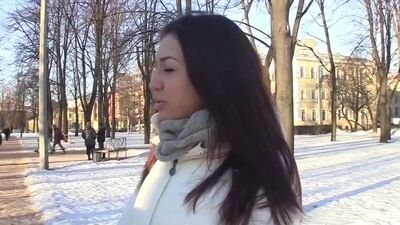 Олар жас қазақ қызын көтеріп алып, оны саунаға сүйреп әкетті