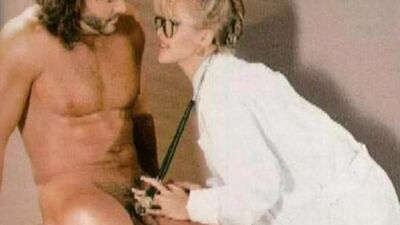 Der Name „Playgirl“, ein MILF-Model, ein Stiefmutter-Model mit einer Doppelseite?