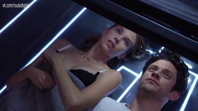 Emma Ishta - Stitchers (2017) Saison 3, Épisode 7 HD 1080p - Des scènes de nudité sur le web ? Sexy ! Regarder en ligne