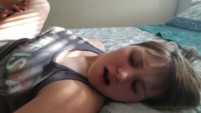 Aluna do ensino secundário esguicha em cima de um pau enorme. Grita de prazer! | ScarlettKnightley