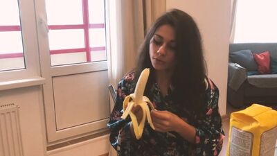 Ma voisine Lolly_Lips est venue faire l'amour dans la cuisine. Regarde jusqu'à la fin