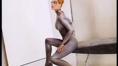 Jeri Ryan - sessão fotográfica de 1997 com um macacão prateado para Star Trek
