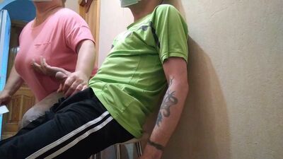 Клиника дәлізінде бейтаныс адам менің алдымда мастурбация жасап жатыр