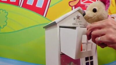 Comme MAMAN. Épisode 39. Masha et sa copine font le bain à la poupée Baby Bon Emily dans la piscine. Vidéo avec des jouets