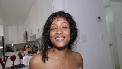 Uau, a minúscula Alyssa Maxwell, com 1,20 m de altura, é dominada por um pau preto enorme