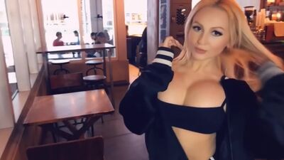 YesBabyLisa — сексуальна модель з великими грудьми роздягається в кав’ярні