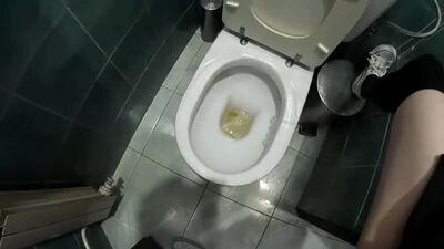 Meadas traviesas - POV - Meando por todo el baño público - EroProfile-1