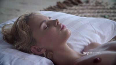 27/02/2018 - [Hegre.com] - Ariel - Massagem erótica na praia por Petter Hegre