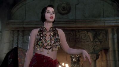 Isabella Rossellini, Catherine Bell, etc. Desnudas - «La muerte te sienta tan bien» (1992)