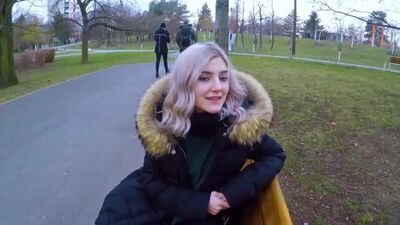 « Elle s'est laissée convaincre par quelques billets et a sucé dans le parc » - Jusqu'où les filles sont-elles prêtes à aller pour de l'argent ? - Une jolie ado avale du sperme pour de l'argent - Fellation en public - porno dans