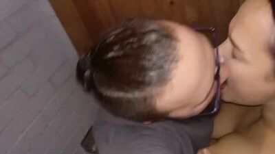 Fodeu a boca e a rata de uma morena madura numa casa de banho pública - porno no VK